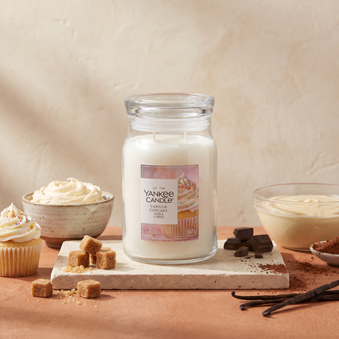 Yankee Candle Vanilla Cupcake - Signature 2 Docht Duftkerze - 567g mit Duftzutaten: gebrannter Zucker, Vanille-Zuckerglasur, Buttercreme, Schokolade, Kuchenteig, Kakao und Vanilleschote