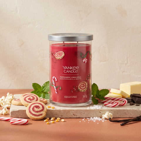Yankee Candle Peppermint Pinwheels - Signature 2 Docht Tumbler - 567g mit Duftzutaten: Pfefferminze, Butter, Meersalz, Popcorn, Zuckerstange, Wintergrün-Minze, Vanille und dunkle Schokolade