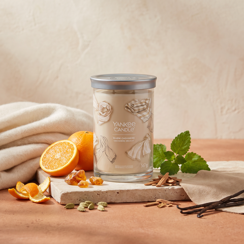 Yankee Candle Warm Cashmere - Signature 2 Docht Tumbler - 567g mit Duftzutaten: Orange, Kaschmirholz, Bernstein, Kardamom, Sandelholz, Moschus, Patschuli und Vanille