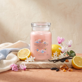 Yankee Candle Watercolour Skies - Signature 2 Docht Duftkerze - 567g mit Duftzutaten: Zitrone, Alpenveilchen, Jasmin, Balsam, Kaschmir, Vanille, Tonkabohne, Harz und Moschus