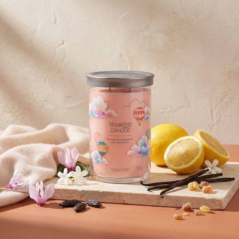 Yankee Candle Watercolour Skies - Signature 2 Docht Tumbler - 567g mit Duftzutaten: Zitrone, Alpenveilchen, Jasmin, Balsam, Kaschmir, Vanille, Tonkabohne, Harz und Moschus