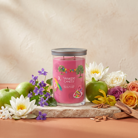 Yankee Candle Art in the Park - Signature 2 Docht Tumbler - 567g mit Duftzutaten: grüner Apfel, Veilchen, Seerose, Jasmin, Rose, Ylang-Ylang, Sandelholz, Zedernholz und Moschus