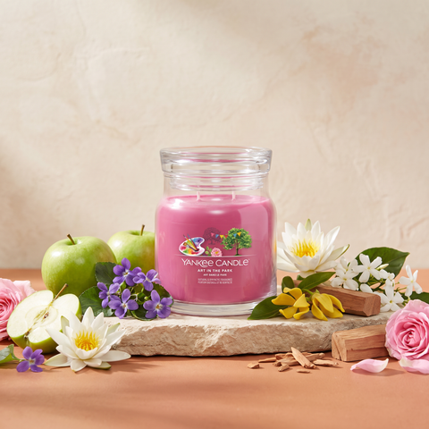 Yankee Candle Art in the Park - Signature 2 Docht Duftkerze - 368g mit Duftzutaten: grüner Apfel, Veilchen, Seerose, Jasmin, Rose, Ylang-Ylang, Sandelholz, Zedernholz und Moschus