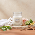 Yankee Candle Clean Cotton - Signature 2 Docht Duftkerze 368g mit Duftzutaten: Ozon, grüne Blätter, Bergamotte, Baumwolle, Maiglöckchen, Rose, Vetiver, Zeder, Moschus und holzige Noten