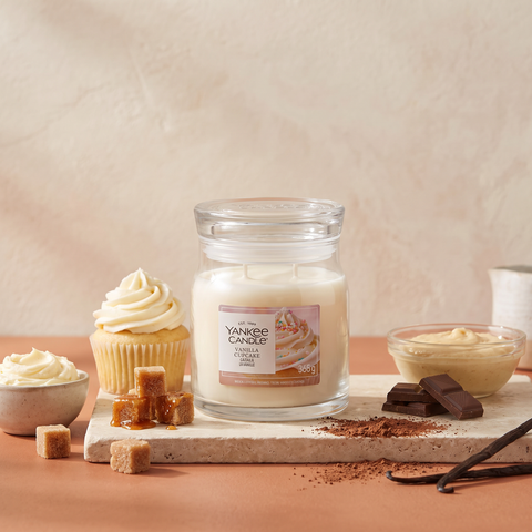 Yankee Candle Vanilla Cupcake - Signature 2 Docht Duftkerze - 368g mit Duftzutaten: gebrannter Zucker, Vanille-Zuckerglasur, Buttercreme, Schokolade, Kuchenteig, Kakao und Vanilleschote