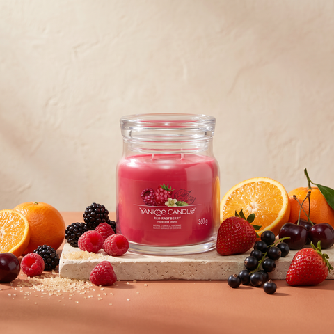 Yankee Candle Red Raspberry - Signature 2 Docht Duftkerze 368g mit Duftzutaten: Orange, Mandarine, schwarze Kirsche, Himbeere, Erdbeere, schwarze Johannisbeere, Kristallzucker und Moschus