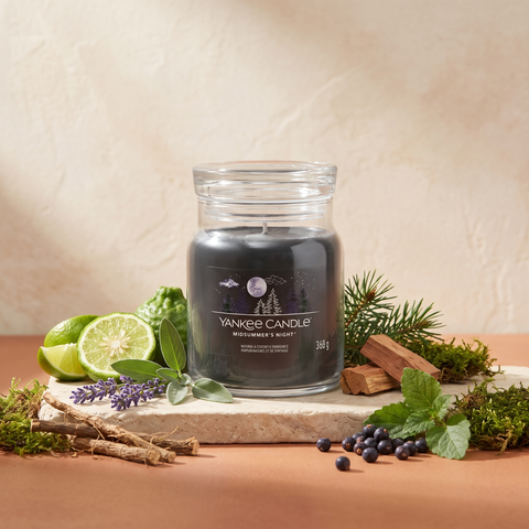 Yankee Candle Midsummer´s Night - Signature 2 Docht Duftkerze 368g mit Duftzutaten: Zitrusfrüchte, Bergamotte, Limette, Kräuter, Lavendel, Kiefer, Salbei, Zedernholz, Vetiver, Wacholderbeere, Muskatellersalbei und Moos