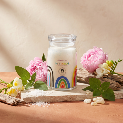 Yankee Candle Love For All - Signature 2 Docht Duftkerze - 567g mit Duftzutaten: frische Luft, Freesie, Pfingstrose, Muskatellersalbei, Meeresmineralien, Treibholz, Moschus, Patschuli und weißer Amber