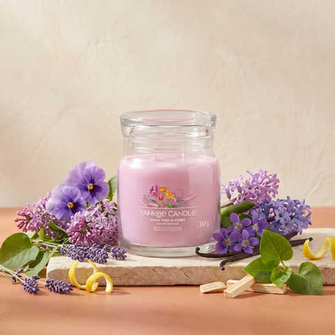 Yankee Candle Hand Tied Blooms - Signature 2 Docht Duftkerze - 368g mit Duftzutaten: Stiefmütterchen, Zitronenschale, Flieder, Lavendel, Veilchen, Hyazinthe, Gewürzvanille, Geldbaumblatt, weißer Moschus und Hölzer