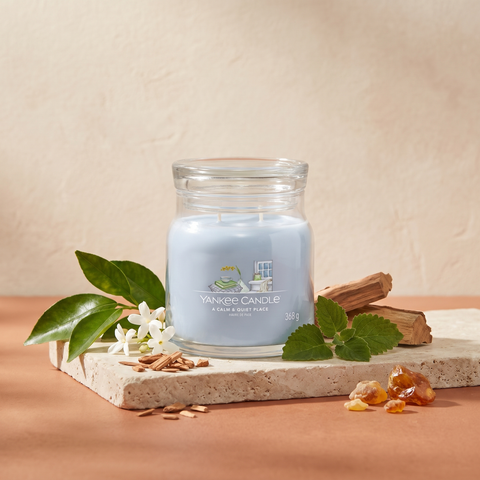 Yankee Candle A Calm & Quiet Place - Signature 2 Docht Duftkerze - 368g mit Duftzutaten: Mandarinenblatt, Jasmin, Zedernholz, Patschuli, Sandelholz, Bernstein und Moschus