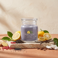 Yankee Candle Black Tea & Lemon - Signature 2 Docht Duftkerze - 368g mit Duftzutaten: Schwarztee, Yuzu, Zitrone, rosa Pfeffer, schwarzer Sesam, Ingwer, Limettenblätter, Vanille, Gewürznelke, Kokosnuss und Moschus
