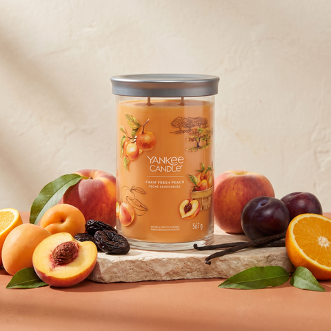 Yankee Candle Farm Fresh Peach - Signature 2 Docht Tumbler - 567g mit Duftzutaten: grüne Blätter, Aprikose, Orange, Pfirsich, Backpflaume, Pflaume, Vanille und Moschus