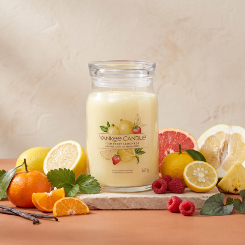 Yankee Candle Iced Berry Lemonade - Signature 2 Docht Duftkerze - 567g mit Duftzutaten: Erdbeerblatt, Zitronenzucker, Mandarine, Grapefruit, Yuzu, Himbeere, Pomelo, Ananas, Vanille, Malz und Veilchenblatt