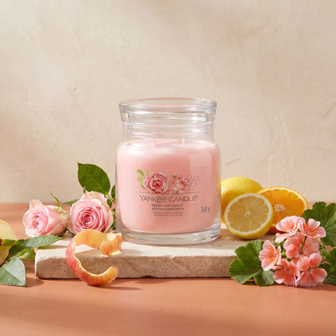 Yankee Candle Fresh Cut Roses - Signature 2 Docht Duftkerze - 368g mit Duftzutaten: Apfelschale, Blattgrün, Zitrusnoten, Geranie, Rose, Moschus und pudrige Noten