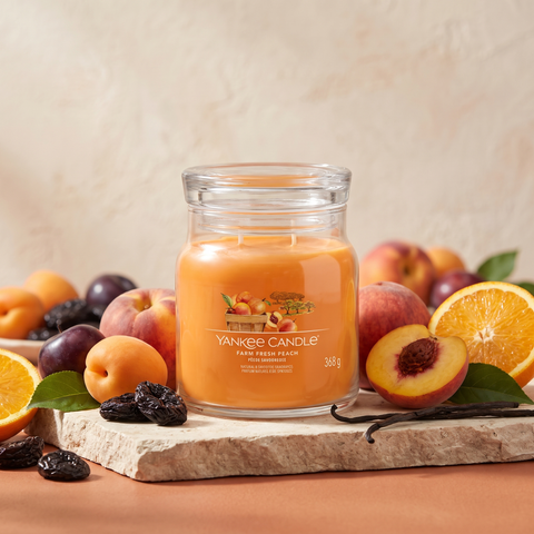 Yankee Candle Farm Fresh Peach - Signature 2 Docht Duftkerze - 368g mit Duftzutaten: grüne Blätter, Aprikose, Orange, Pfirsich, Backpflaume, Pflaume, Vanille und Moschus
