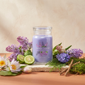 Yankee Candle Lilac Blossom - Signature 2 Docht Duftkerze - 567g mit Duftzutaten: grüne Noten, Wasserlilie, Bergamotte, Flieder, Tulpenknospen, Hyazinthe, Zedernblätter, Vetiver und Moos