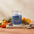 Yankee Candle Lakefront Lodge - Signature 2 Docht Duftkerze - 368g mit Duftzutaten: Seebrise, Mandarine, Orange, Kiefer, Zedernholz, Tonkabohne und Labdanum
