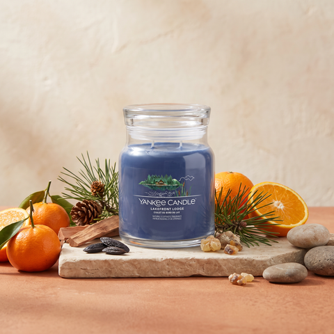 Yankee Candle Lakefront Lodge - Signature 2 Docht Duftkerze - 368g mit Duftzutaten: Seebrise, Mandarine, Orange, Kiefer, Zedernholz, Tonkabohne und Labdanum