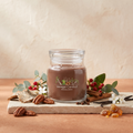 Yankee Candle Praline & Birch - Signature 2 Docht Duftkerze - 368g mit Duftzutaten: Zimt, Nelke, rote Beeren, Eukalyptus, Jasmin, Vanille, Pekannüsse, Amber und Birke