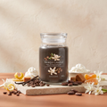 Yankee Candle Vanilla Bean Espresso - Signature 2 Docht Duftkerze - 567g mit Duftzutaten: Zitronenschale, Schlagsahne, Mandarine, Karamell, Mokka, Espresso, Kaffeebohne, Toffee, Tuberose, Patschuli, Kakao und Vanille