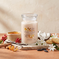 Yankee Candle Vanilla Creme Brulee - Signature 2 Docht Duftkerze - 567g mit Duftzutaten: Zimtrinde, rote Früchte, Orangenschale, Kokosnuss, Keks, Milch, Jasmin, Tiare-Blüte, Vanille, Praline, Moschus und Tonkabohne