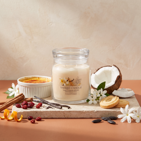 Yankee Candle Vanilla Creme Brulee - Signature 2 Docht Duftkerze - 368g mit Duftzutaten: Zimtrinde, rote Früchte, Orangenschale, Kokosnuss, Keks, Milch, Jasmin, Tiare-Blüte, Vanille, Praline, Moschus und Tonkabohne