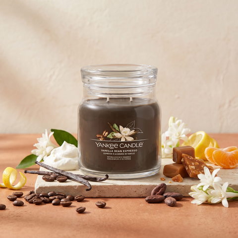 Yankee Candle Vanilla Bean Espresso - Signature 2 Docht Duftkerze - 368g mit Duftzutaten: Zitronenschale, Schlagsahne, Mandarine, Karamell, Mokka, Espresso, Kaffeebohne, Toffee, Tuberose, Patschuli, Kakao und Vanille