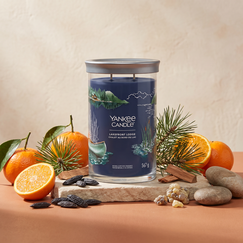 Yankee Candle Lakefront Lodge - Signature 2 Docht Tumbler - 567g mit Duftzutaten: Seebrise, Mandarine, Orange, Kiefer, Zedernholz, Tonkabohne und Labdanum