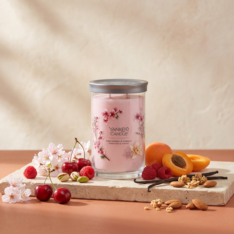 Yankee Candle Pink Cherry & Vanilla - Signature 2 Docht Tumbler - 567g mit Duftzutaten: Kirsche, Himbeere, Aprikose, Pistazie, Kirschblüte, Milch, Vanille, Mandel-Granola und Moschus