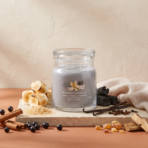 Yankee Candle Smoked Vanilla & Cashmere - Signature 2 Docht Duftkerze - 368g mit Duftzutaten: Rohzucker, schwarze Johannisbeere, Marshmallow, Zimt, Holzkohle, Vanille, Nelke, Kaschmir, Amber, Moschus, Zeder und Guajakholz