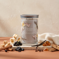 Yankee Candle Smoked Vanilla & Cashmere - Signature 2 Docht Tumbler - 567g mit Duftzutaten: Rohzucker, schwarze Johannisbeere, Marshmallow, Zimt, Holzkohle, Vanille, Nelke, Kaschmir, Amber, Moschus, Zeder und Guajakholz
