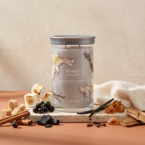 Yankee Candle Smoked Vanilla & Cashmere - Signature 2 Docht Tumbler - 567g mit Duftzutaten: Rohzucker, schwarze Johannisbeere, Marshmallow, Zimt, Holzkohle, Vanille, Nelke, Kaschmir, Amber, Moschus, Zeder und Guajakholz