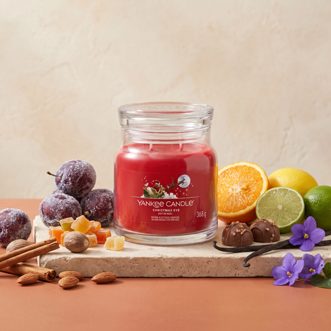 Yankee Candle Christmas Eve - Signature 2 Docht Duftkerze 368g mit Duftzutaten: Limette, Mandel, Orange, Zitrone, Muskatnuss, Zimt, Zucker, Bernstein, Praline, Vanille und Veilchen