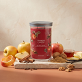 Yankee Candle Red Apple Wreath - Signature 2 Docht Tumbler 567g mit Duftzutaten: Äpfel, Zimt, Gewürznelke, Apfelschale, Walnüsse, brauner Zucker, Amber, Butter, Ahornsirup und Vanille