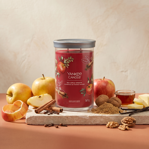 Yankee Candle Red Apple Wreath - Signature 2 Docht Tumbler 567g mit Duftzutaten: Äpfel, Zimt, Gewürznelke, Apfelschale, Walnüsse, brauner Zucker, Amber, Butter, Ahornsirup und Vanille