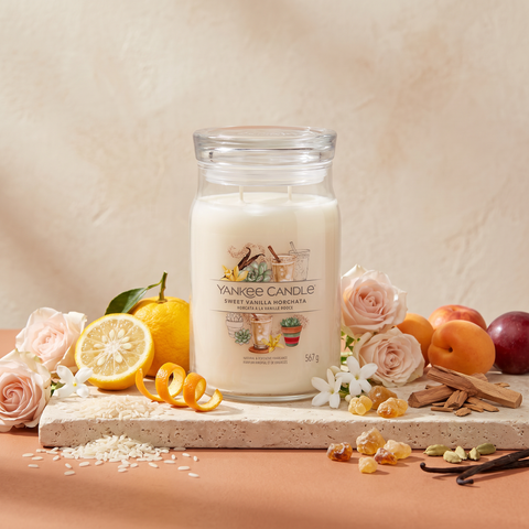Yankee Candle Sweet Vanilla Horchata - Signature 2 Docht Duftkerze - 567g mit Duftzutaten: Reismilch, Orangenschale, Yuzu, Rose, Jasmin, Steinobst, Sandelholz, Bernstein, Kardamom und Vanille