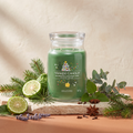 Yankee Candle Shimmering Christmas Tree - Signature 2 Docht Duftkerze - 567g mit Duftzutaten: Aldehyde, Bergamotte, Grün, Tannennadel, Lavendel, Eukalyptus, Tannenbalsam, Patschuli und Gewürze