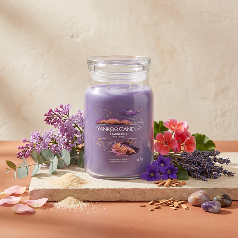 Yankee Candle Stargazing - Signature 2 Docht Duftkerze - 567g mit Duftzutaten: Flieder, mineralische Luft, Eukalyptus, Lavendel, Geranie, Veilchen, Vanillezucker, Rosenblüten und Sandelholz