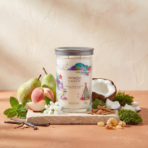 Yankee Candle Magical Bright Lights - Signature 2 Docht Tumbler 567g mit Duftzutaten: Birne, weißer Pfirsich, Minzblatt, Jasmin, Kokosnuss, Moos, Sandelholz, Vanille und Bernstein