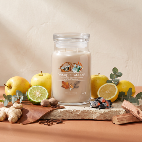 Yankee Candle Afternoon Scrapbooking - Signature 2 Docht Duftkerze - 567g mit Duftzutaten: Apfel, Bergamotte, Zitrone, Ingwer, Muskat, Eukalyptus, Leder, Gewürznelke, Labdanum, Patschuli, Zeder und glimmende Kohlen