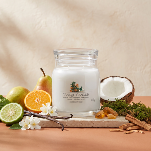 Yankee Candle Woodland Weekend Memories - Signature 2 Docht Duftkerze - 368g mit Duftzutaten: Bergamotte, Orange, Birne, Jasmin, Vanille, Kokosmilch, Amber, Waldmoos und Sandelholz
