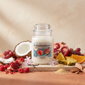 Yankee Candle Pomegranate Coconut - Duftkerze - 538g mit Duftzutaten: Zitronenzucker, Orange, rote Traube, Ananas, Kokosnuss, Himbeeren, Granatapfel, Jasmin, Vanille, Moschus, Zedernholz und Rohrzucker