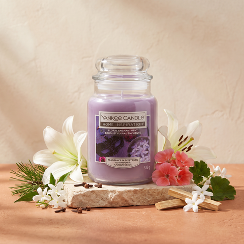 Yankee Candle Floral Enchantment - Duftkerze - 538g mit Duftzutaten: frische Luft, Kiefernnadeln, Jasmin, Lilien, Geranie, Moschus, Nelke und Holz