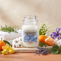 Yankee Candle Soft Cotton - Duftkerze - 538g mit Duftzutaten: Mandarine, Kräuter, Ozon, Maiglöckchen, Ylang-Ylang, Iris, Lavendel, Moschus, weißer Amber und Veilchenblatt