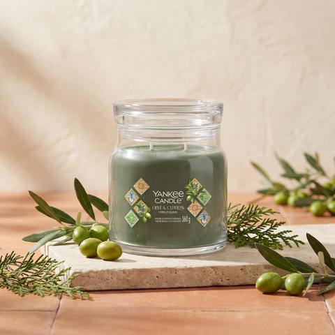 Yankee Candle Olive & Cypresse - Signature 2 Docht Duftkerze - 368g mit Duftzutaten: Olive und Zypresse
