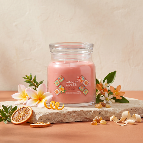 Yankee Candle Capri Glow - Signature 2 Docht Duftkerze - 368g mit Duftzutaten: Zitrusschale, Bitterorange, Myrte, Orangenblüte, Neroli, Frangipani, Ambra, holzige Noten und Moschus