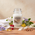Yankee Candle White Linen & Lace - Duftkerze - 538g mit Duftzutaten: Ozon, Apfelblüte, Himbeere, Iris, Maiglöckchen, Ylang-Ylang, Jasmin, Seide, Sandelholz, Zedernholz und Moschus
