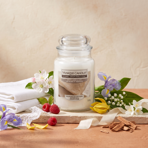 Yankee Candle White Linen & Lace - Duftkerze - 538g mit Duftzutaten: Ozon, Apfelblüte, Himbeere, Iris, Maiglöckchen, Ylang-Ylang, Jasmin, Seide, Sandelholz, Zedernholz und Moschus