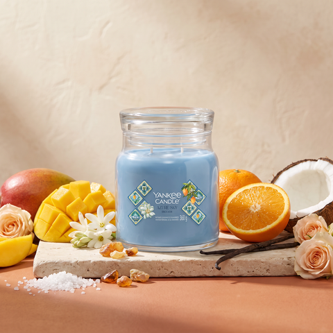 Yankee Candle Azur Skye - Signature 2 Docht Duftkerze - 368g mit Duftzutaten: Orange, Mango, Kokosnuss, Tuberose, Rose, Kokoscreme, Meersalz, Amber, Vanille und Moschus