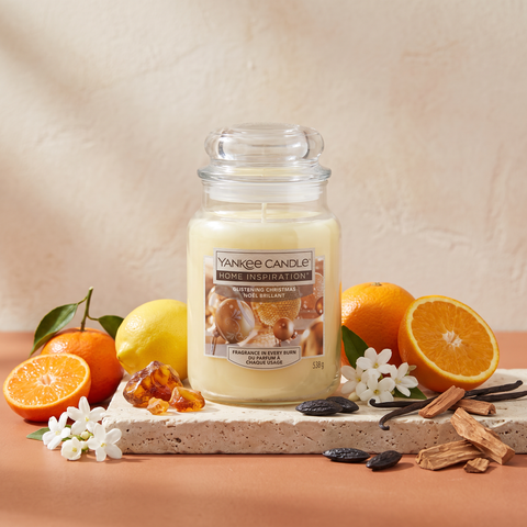 Yankee Candle Glistening Christmas - Duftkerze - 538g mit Duftzutaten: Mandarine, Zitrone, Orange, Amber, Jasmin, Tonkabohne, Vanille und Sandelholz